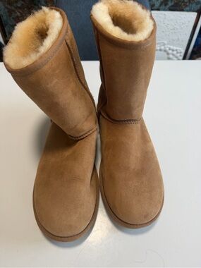 UGG Classic Short II Boots Chestnut Size 9
